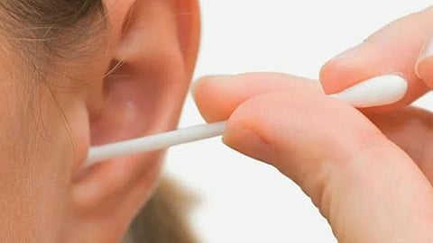 تحذير من تنظيف الأذن بعيدان القطن: تؤدي إلى الصمم