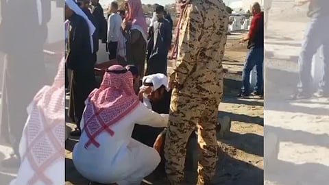 بالفيديو.. مشهد مؤثر لخليل الرميثي أمام قبر الفنان علي الغرير