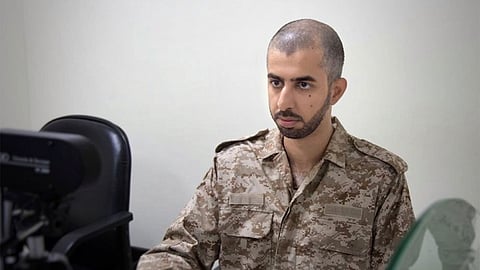 بالصور.. وزير إماراتي يلتحق بالخدمة المدنية