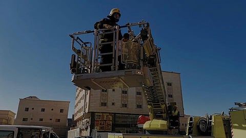 إجلاء 23 شخصًا بينهم أطفال من حريق شقة بالقطيف