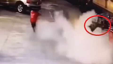 شاهد.. انفجار ألعاب نارية يقذف طفلًا صينيًا عدة أمتار في الهواء