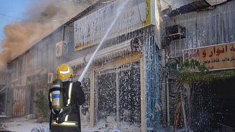 بالصور.. حريق مجمّع لبيع الأدوات الكهربائية في جدة