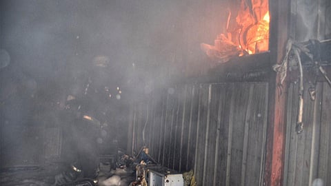 13 فرقة إطفاء وإنقاذ تسيطر على حريق المجمع التجاري بجدة