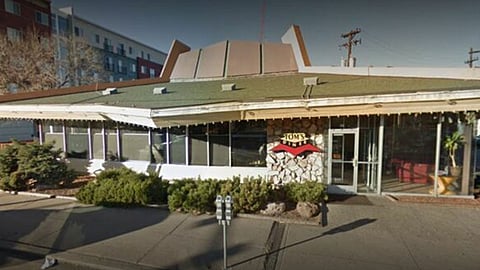 بالصور.. «أسئلة غبية» تدفع مطعمًا أمريكيًّا لتغريم زبائنه