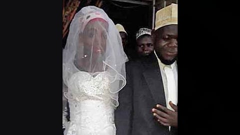 رجل دين يكتشف زواجه بـ«شاب» في أوغندا.. و«تلفاز» يكشف الخدعة