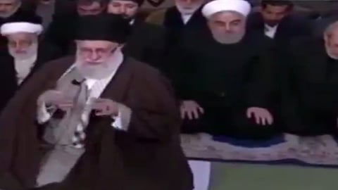 بالفيديو.. روحاني يغادر مصلى الخميني دون «تحية خامنئي»