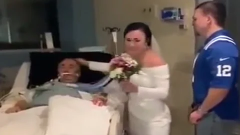 أمريكية تعجل زفافها وتقيمه بالمستشفى لإشراك والدها المصاب بالسرطان