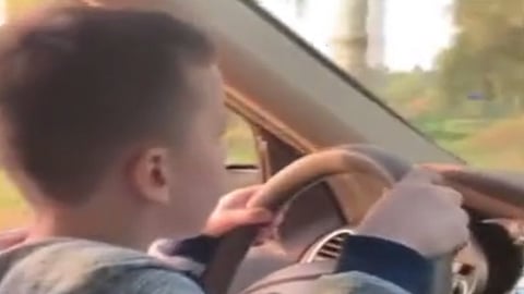 فيديو مرعب لطفل يقود سيارة بسرعة كبيرة أمام والديه