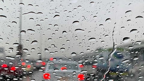 (911): هطول أمطار متوسطة إلى غزيرة على القنفذة.. يجب الحيطة والحذر