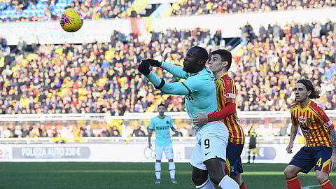 إنتر ميلان يفرِّط في انتزاع صدارة الدوري الإيطالي بتعادله مع ليتشي