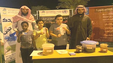 بعد زيارة معرض «كفى» بالليث..10 شبان يعلنون إقلاعهم عن التدخين