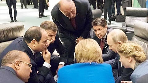 بالفيديو: في لقطة طريفة.. زعماء العالم يبحثون عن بوتين في قمة ليبيا