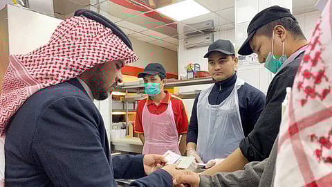 إغلاق 11 محلًا وإتلاف مواد غذائية غير صالحة للاستخدام في عرعر