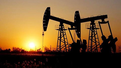 النفط يصعد لأعلى مستوى في أسبوع مع مخاوف نقص الإمدادات