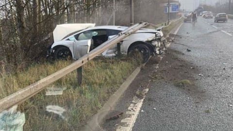 تحطم سيارة حارس مانشستر يونايتد ونجاته بأعجوبة