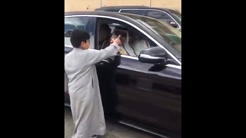 حوار باسم بين أمير الباحة وبائع شاي ونجله على طريق تهامة