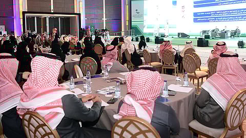 بالصور.. منتدى الرياض يتصدى لـ8 قضايا تشغل الاقتصاديين السعوديين