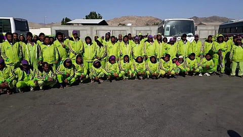 بالصور.. إلزام مقاولي مشاريع النظافة في مكة بـ«ملابس شتوية» للعمال
