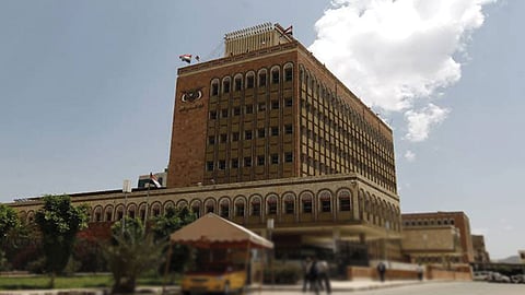 الحكومة اليمنية تُشدد على أهمية تدخل «المركزي» للحفاظ على سعر العملة الوطنية