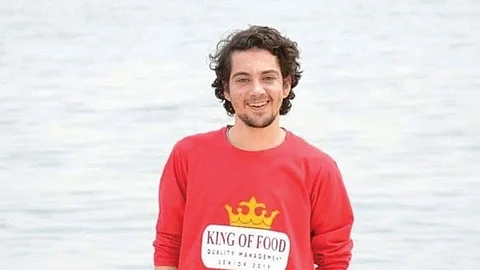 رثى نفسه قبلها بساعات.. وفاة مؤلف شاب أثناء توقيع كتابه بمعرض الكتاب بمصر