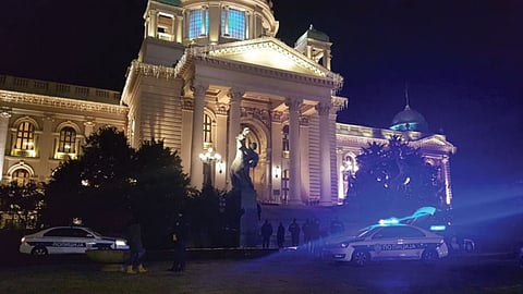 بالفيديو.. لحظة انتحار رجل أمام البرلمان الصربي