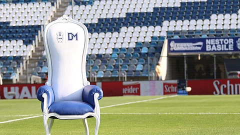خيمناسيا يصنع «عرشًا» لمارادونا ويبيعه بعد كل مباراة