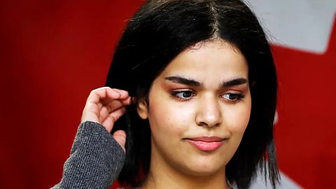 شاهد.. الهاربة رهف تنشر صورتها على الشاطئ.. وتقارنها بالنقاب