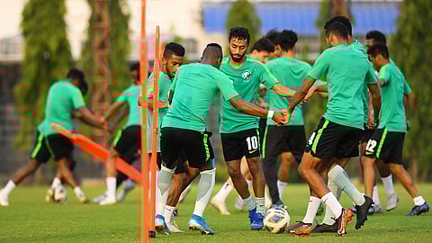 صورة.. عامل تايلاندي يؤازر المنتخب السعودي قبل مواجهة كوريا الجنوبية