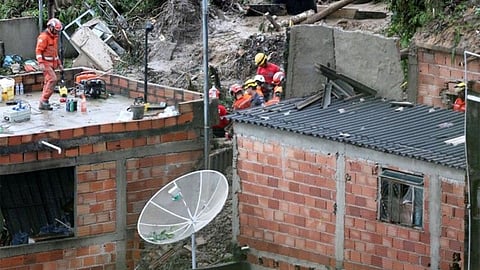 مأساة فيضانات البرازيل.. عائلة من 5 أفراد دفنت تحت الأرض بعد العودة للمنزل