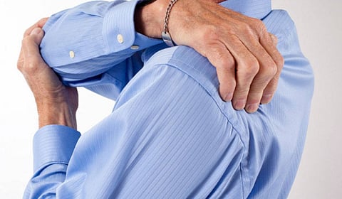 آلام الكتف.. متى تستلزم استشارة الطبيب؟