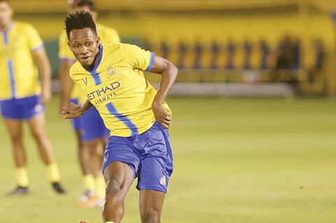 عبدالفتاح آدم يطير إلى فرنسا استعدادًا للمشاركة مع النصر