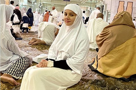 بعد مقاطع خادشة.. صور توثق أداء ممثلة بوليوود العمرة