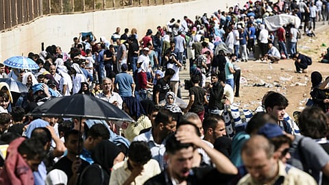 200 ضربة جوية على إدلب خلال 3 أيام.. ونزوح 700 ألف شخص