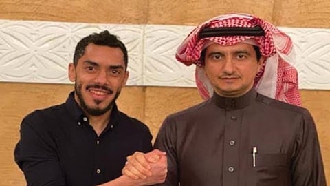 عبدالعزيز الدوسري نصراويًا بعقد يمتد لموسم ونصف