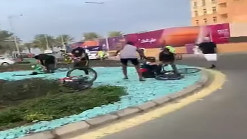 بالفيديو.. لحظة اصطدام مشاركي سباق دراجات بجدة.. ووقوع إصابات