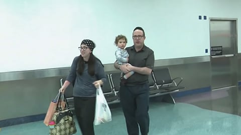 بالفيديو.. إجبار عائلة أمريكية على مغادرة طائرة بسبب «رائحة أجسادهم»