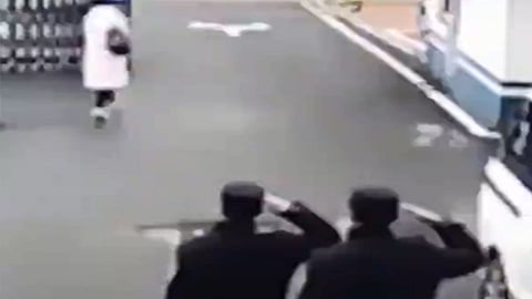 فيديو.. تحية عسكرية من ضباط شرطة لمواطن صيني أهداهم أقنعة واقية من كورونا