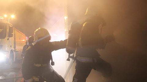 بالصور.. «مدني جازان» يسيطر على حريق في السوق الداخلي بصبيا