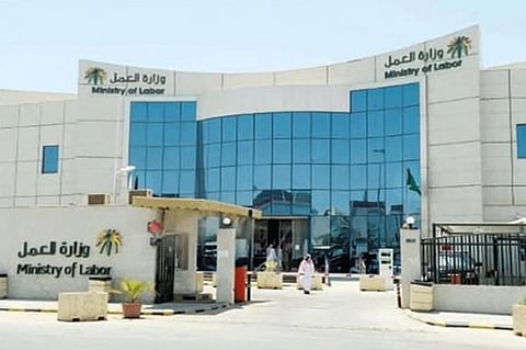 «العمل» تصدر قرارًا بتوطين مهنة الصيادلة واستثناء 3 فئات