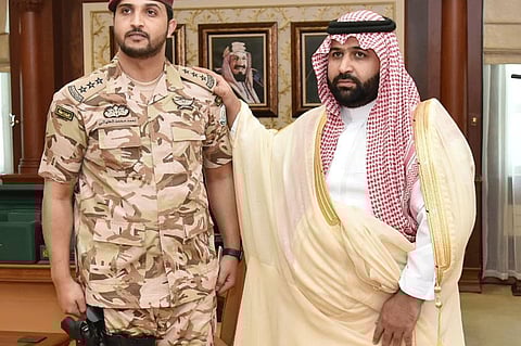نائب أمير جازان يقلِّد ضابط الحماية الخاصة به رتبته الجديدة