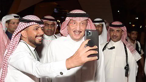 أمير جازان يزور معرض مهرجان البن السابع