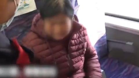 فيديو يوثّق «لقطة إنسانية» لمضيف قطار مع عجوز صينية بكت لعدم تمكنها من شراء قناع