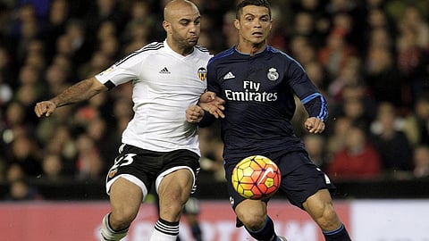 مدافع فالنسيا السابق يقترب من الدوري السعودي