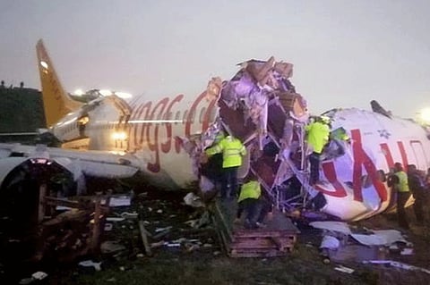 شاهد.. لحظة انزلاق الطائرة التركية وخروجها عن المدرج