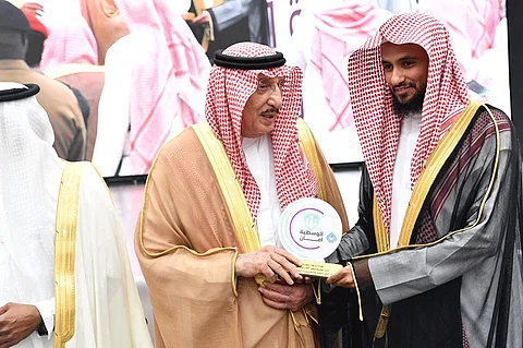 أمير جازان يكرّم رئيس المحكمة العامة بمحافظة صامطة لدوره بمبادرة «الوسطية أمان»