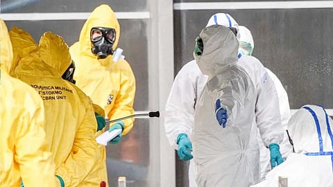 وفاة طبيب صيني بعد عمله 10 أيام دون انقطاع لمكافحة «كورونا»