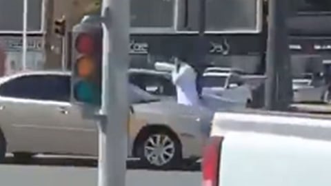 بالفيديو.. شاب يتطوع لتنظيم حركة السير بأحد شوارع الرياض