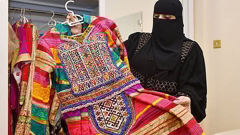 بالصور.. مواطِنة تُبدع في تصميم الأزياء رغم إعاقتها البصرية