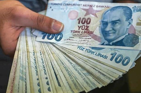 الليرة التركية تتراجع أمام الدولار لأدنى مستوى في 8 أشهر