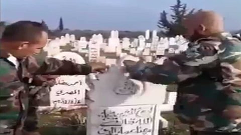 بالفيديو.. قوات الأسد تنبش قبور الموتى في مشهد «مروع» بإدلب
